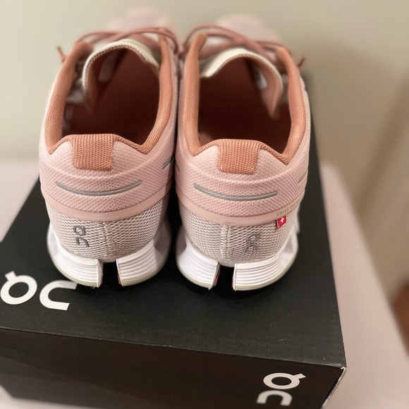 On Cloud Sneaker in Rose Sand, Size 8.5 - Picture 4 of 6